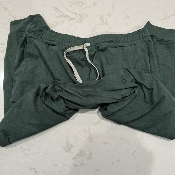 Vuori Performance Jogger -  Women's DreamKnit™ Joggers - Green Heather - Picture 3 of 5